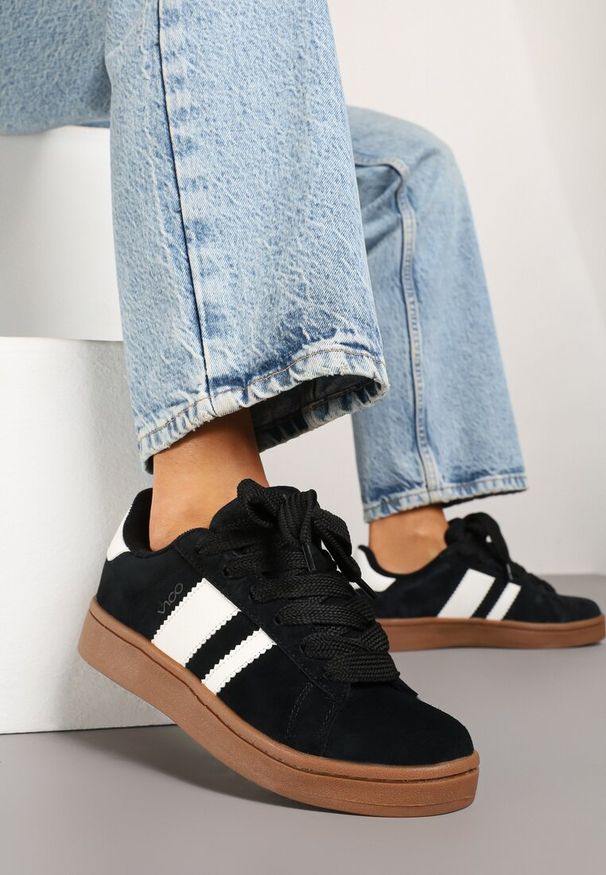 Renee - Czarno-Białe Sneakersy Typu Kultowe Tenisówki Zdobione Paskami Nevellise. Okazja: na spotkanie biznesowe, do pracy. Zapięcie: pasek. Kolor: czarny. Materiał: jeans. Szerokość cholewki: normalna. Wzór: aplikacja