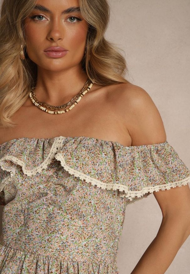 Renee - Zielona Sukienka z Ozdobnymi Falbankami Folanne. Okazja: na co dzień, na imprezę, na spacer. Typ kołnierza: kołnierz z falbankami. Kolor: zielony. Materiał: jeans. Sezon: lato. Typ sukienki: proste. Styl: casual, elegancki