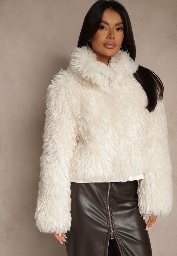 Renee - Biała Puszysta Kurtka Futerko Cropped z Wysokim Kołnierzem Lanarea. Okazja: na imprezę, na co dzień. Typ kołnierza: golf. Kolekcja: plus size. Kolor: biały. Materiał: futro. Długość: krótkie. Sezon: zima, jesień. Styl: casual, elegancki