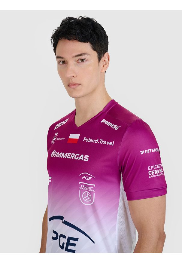 4f - Koszulka meczowa replika domowa Liga Mistrzów CEV z sezonu 2024/25 męska 4F x Projekt Warszawa - multikolor. Okazja: do domu. Typ kołnierza: dekolt w serek. Kolor: wielokolorowy. Materiał: syntetyk, włókno, dzianina, materiał. Wzór: gładki, nadruk, ze splotem. Styl: sportowy, klasyczny