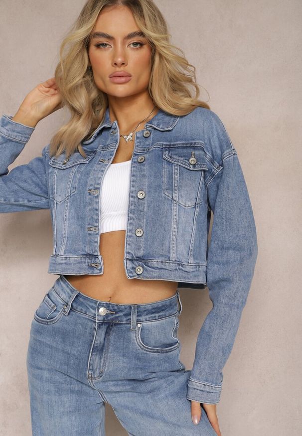 Renee - Niebieska Klasyczna Kurtka Jeansowa na Guziki z Lekkimi Przetarciami Olessera. Kolor: niebieski. Materiał: jeans. Wzór: aplikacja. Styl: klasyczny