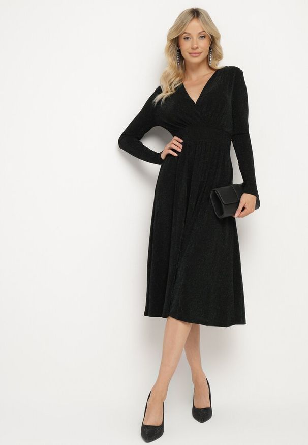 Born2be - Zielona Taliowana Sukienka z Wiskozą o Rozkloszowanym Kroju Zdobiona Metaliczną Nicią Mesinae. Okazja: do pracy, na spotkanie biznesowe. Typ kołnierza: dekolt w kształcie V. Kolor: zielony. Materiał: wiskoza. Długość rękawa: długi rękaw. Wzór: aplikacja. Typ sukienki: rozkloszowane. Styl: glamour, biznesowy, wizytowy, elegancki