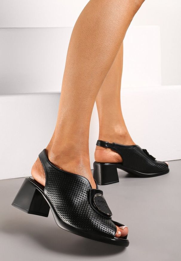 Born2be - Czarne Skórzane Sandały na Słupku z Odkrytą Piętą i Klamrą z Cyrkoniami Ligetina. Zapięcie: klamry. Kolor: czarny. Materiał: skóra. Wzór: aplikacja. Sezon: lato. Obcas: na słupku. Styl: elegancki, klasyczny