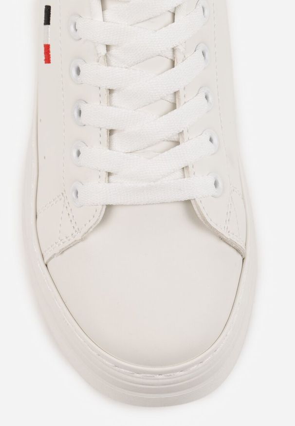 Renee - Białe Minimalistyczne Sneakersy VICES o Fasonie Tenisówek na Platformie Halanatea. Okazja: na co dzień. Kolor: biały. Materiał: jeans, koronka. Obcas: na platformie