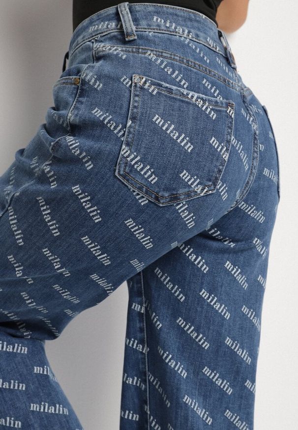 Born2be - Niebieskie Jeansy o Szerokim Kroju z Wysokim Stanem i Ozdobnym Nadrukiem Evellexa. Okazja: na co dzień, na spacer. Stan: podwyższony. Kolor: niebieski. Wzór: nadruk. Styl: klasyczny, casual, sportowy