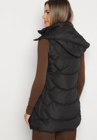 Born2be - Czarna Kamizelka z Odpinanym Kapturem Ozdobiona Pikowaniem Tulira. Okazja: na co dzień. Kolor: czarny. Materiał: jeans. Wzór: aplikacja. Styl: klasyczny, casual, elegancki #4