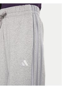 Adidas - adidas Spodnie dresowe Holiday 3-Stripes Fleece JM1888 Szary Loose Fit. Kolor: szary. Materiał: bawełna #5