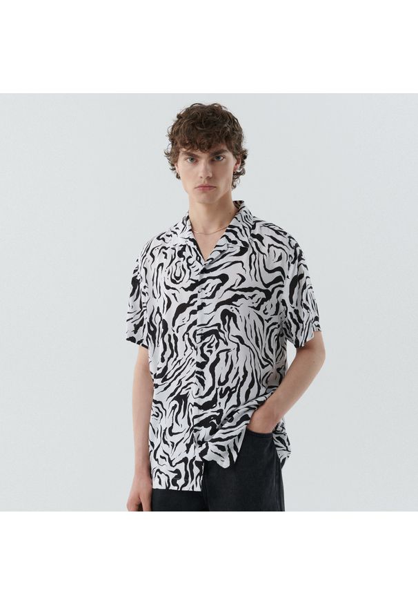 Cropp - Wzorzysta koszula z krótkim rękawem - Biały. Kolor: biały. Materiał: włókno, wiskoza. Długość rękawa: krótki rękaw. Długość: krótkie. Sezon: lato. Styl: klasyczny