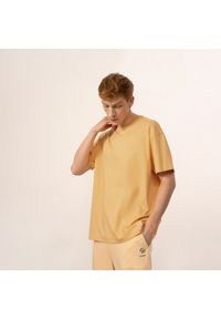 outhorn - T-shirt oversize z nadrukiem męski - żółty. Okazja: na co dzień. Kolor: żółty. Materiał: jersey, bawełna. Wzór: nadruk. Styl: casual