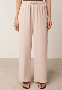 Born2be - Różowe Szerokie Spodnie Casual z Wysokim Stanem i Biżuteryjną Aplikacją Aronia. Okazja: na co dzień. Kolekcja: plus size. Kolor: różowy. Długość: długie. Wzór: aplikacja. Stan: podwyższony. Materiał: materiał, tkanina. Sezon: lato. Styl: casual #4