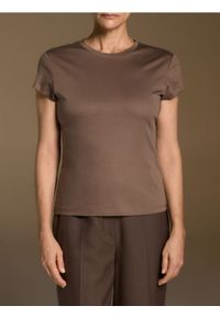 Reserved - T-shirt z domieszką jedwabiu - brązowy. Kolor: brązowy. Materiał: jedwab