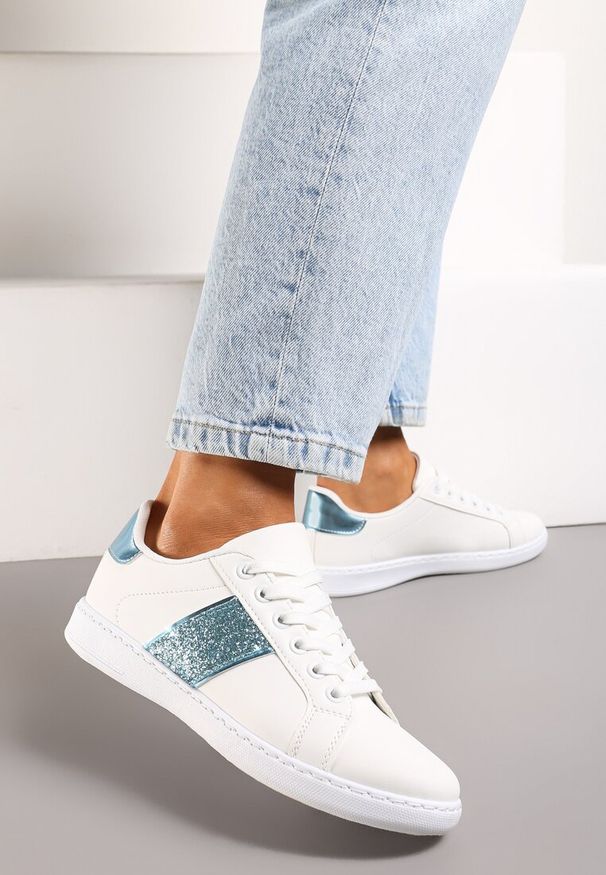 Renee - Biało-Niebieskie Sneakersy Sznurowane Ozdobione Brokatem Vistasta. Nosek buta: okrągły. Zapięcie: sznurówki. Kolor: biały. Materiał: materiał. Wzór: aplikacja. Obcas: na obcasie. Wysokość obcasa: niski