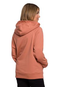 Sukienki.shop - Bluza z kapturem kangurek ceglasta bawełna premium. Okazja: na plażę, na co dzień. Typ kołnierza: kaptur. Kolor: czerwony. Materiał: bawełna. Wzór: gładki. Sezon: jesień, lato. Styl: klasyczny, casual, elegancki #3