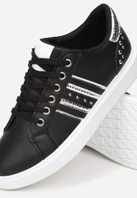 Born2be - Czarne Sneakersy Ardio. Okazja: na co dzień. Nosek buta: okrągły. Kolor: czarny. Materiał: materiał. Szerokość cholewki: normalna. Wzór: aplikacja