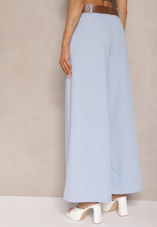 Renee - Jasnoniebieskie Spodnie o Szerokim Kroju High Waist Ozdobione Paskiem Rasalle. Okazja: na co dzień. Stan: podwyższony. Kolor: niebieski. Wzór: aplikacja. Styl: elegancki, casual
