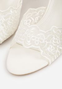 Born2be - Białe Klapki na Metalicznej Szpilce z Koronkową Cholewką Thyxyphise. Okazja: na ślub cywilny, na wesele. Kolor: biały. Materiał: koronka. Wzór: aplikacja #3
