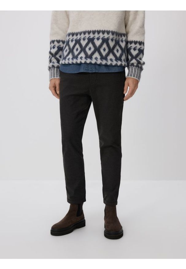 Reserved - Spodnie joggery - ciemnoszary. Kolor: szary. Materiał: tkanina, bawełna