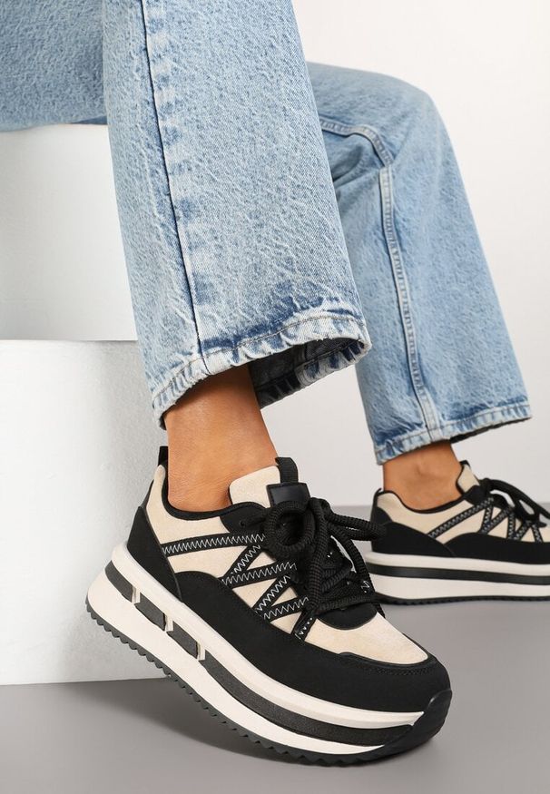 Renee - Czarno-Beżowe Sneakersy na Platformie Ozdobione Geometrycznym Motywem Tulivia. Okazja: na co dzień. Zapięcie: sznurówki. Kolor: czarny. Materiał: jeans. Wzór: geometria, aplikacja. Obcas: na platformie