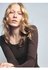 Reserved - Bawełniany longsleeve - ciemnobrązowy. Kolor: brązowy. Materiał: bawełna. Długość rękawa: długi rękaw