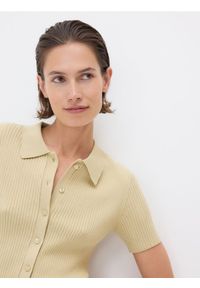 Reserved - Prążkowana bluzka polo - jasnozielony. Typ kołnierza: polo. Kolor: zielony. Materiał: prążkowany #1