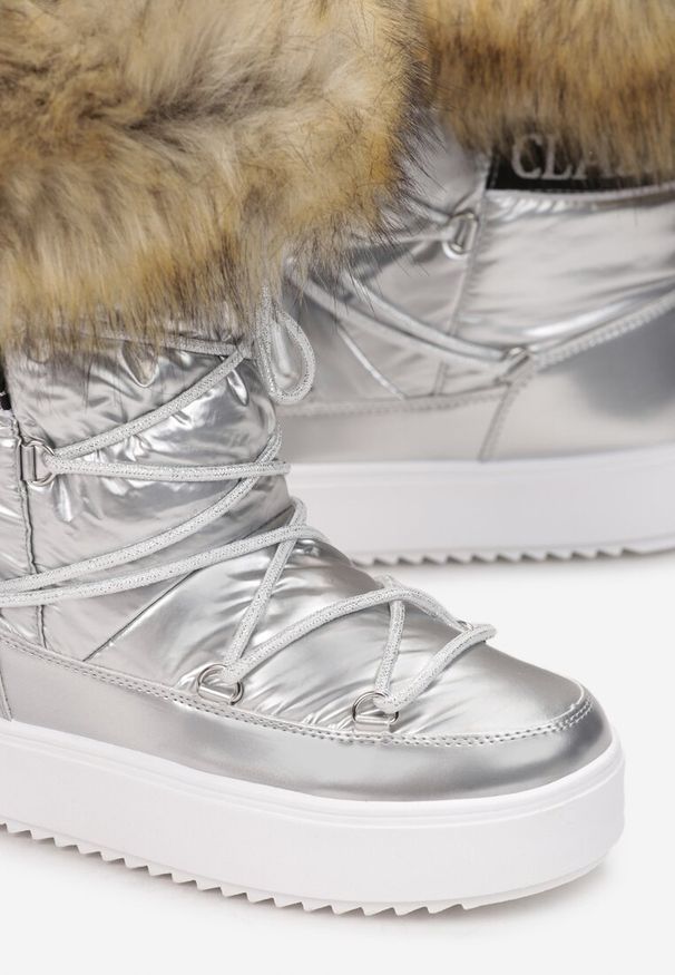 Born2be - Srebrne Śniegowce Plotia. Wysokość cholewki: za kostkę. Kolor: srebrny. Materiał: lakier, futro, materiał. Szerokość cholewki: normalna. Wzór: nadruk, aplikacja