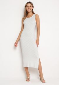 Born2be - Biała Dopasowana Sukienka z Delikatnym Ażurowym Wzorem i Metaliczną Nicią w Romby Peridoma. Okazja: na co dzień. Kolor: biały. Wzór: ażurowy. Typ sukienki: proste, dopasowane. Styl: casual #1