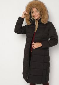Born2be - Czarna Długa Kurtka Pikowana z Kapturem z Futerkiem i Paskiem w Talii Avesiia. Okazja: na spotkanie biznesowe, do pracy. Typ kołnierza: kaptur. Kolor: czarny. Materiał: futro. Długość: długie. Styl: biznesowy #7