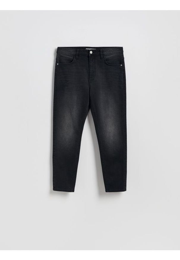 Reserved - Jeansy carrot slim z efektem sprania - czarny. Kolor: czarny