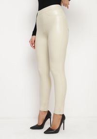 Born2be - Jasnobeżowe Legginsy z Ekoskóry z Wysokim Stanem i Imitacją Kieszeni Merievia. Okazja: na co dzień. Stan: podwyższony. Kolor: beżowy. Sezon: zima. Styl: elegancki, casual, klasyczny #1