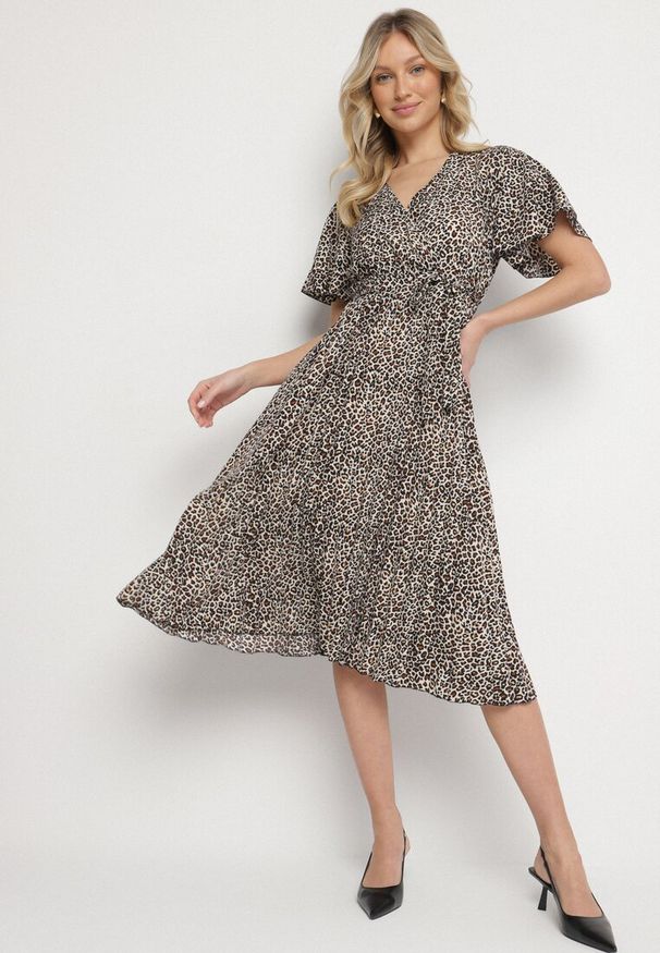 Born2be - Czarno-Biała Sukienka w Panterkę o Kopertowym Kroju z Wiązanym Paskiem Filinne. Okazja: na co dzień. Typ kołnierza: dekolt w kształcie V. Kolor: czarny. Długość rękawa: krótki rękaw. Wzór: motyw zwierzęcy. Typ sukienki: kopertowe. Styl: casual, klasyczny