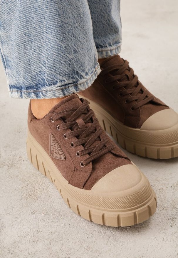 Renee - Jasnobrązowe Sneakersy Vices na Platformie z Ozdobą i Napisem Leawen. Okazja: na co dzień. Kolor: brązowy. Materiał: jeans. Wzór: napisy, aplikacja. Obcas: na platformie