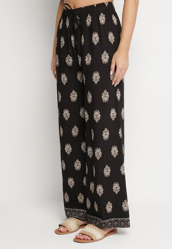 Born2be - Czarny Komplet Wiskozowy w Boho Print Bluzka z Krótkim Rękawem i Szerokie Spodnie Natilene. Kolor: czarny. Materiał: wiskoza. Wzór: nadruk