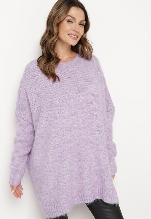 Born2be - Fioletowy Klasyczny Sweter o Kroju Oversize Zallelia. Okazja: na co dzień, na spotkanie biznesowe, do pracy. Kolor: fioletowy. Materiał: wełna. Długość rękawa: długi rękaw. Długość: długie. Sezon: jesień. Styl: klasyczny