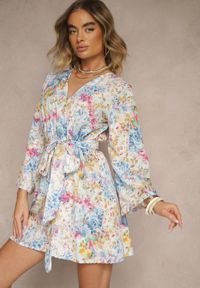 Renee - Jasnoniebieski Kopertowy Kombinezon z Wiązanym Paskiem i Rozszerzanymi Rękawami Telurea. Okazja: na co dzień, na randkę. Kolor: niebieski. Styl: elegancki, casual