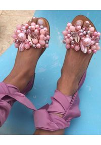 ELINA LINARDAKI - Różowe sandały ze zdobieniami Gloria. Zapięcie: pasek. Kolor: różowy, wielokolorowy, fioletowy. Materiał: jedwab. Wzór: aplikacja
