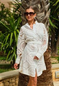 Renee - Biała Koszulowa Sukienka z Koronką Lenora. Typ kołnierza: kołnierzyk stójkowy. Kolor: biały. Materiał: koronka. Wzór: koronka. Typ sukienki: koszulowe #7