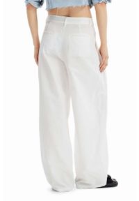 Desigual spodnie z domieszką lnu kolor biały szerokie medium waist. Kolor: biały. Materiał: len #2