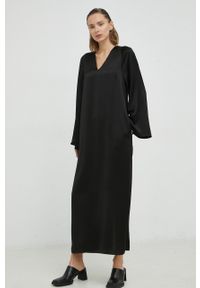 By Malene Birger sukienka Brynn kolor czarny maxi prosta. Okazja: na co dzień. Kolor: czarny. Materiał: tkanina, satyna, materiał, acetat. Długość rękawa: długi rękaw. Wzór: ze splotem. Typ sukienki: proste. Styl: casual. Długość: maxi