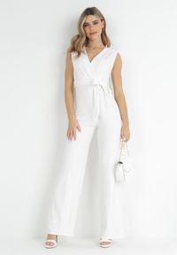 Born2be - Biały Kombinezon z Kopertowym Dekoltem i Wiązaniem w Talii Vannessa. Kolekcja: dla wysokich. Kolor: biały. Materiał: prążkowany, materiał. Długość: długie #1