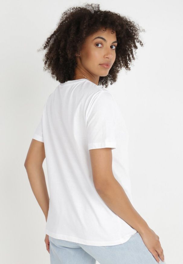Born2be - Biały T-shirt Keatris. Kolor: biały. Materiał: dzianina, bawełna. Długość rękawa: krótki rękaw. Długość: krótkie