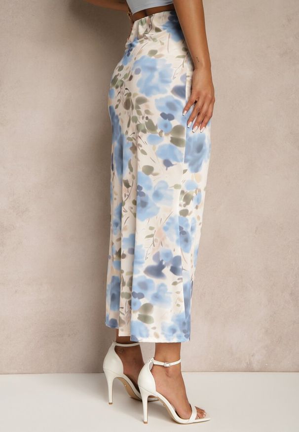 Renee - Jasnoniebieska Marszczona Spódnica Kwiatowa Ozdobiona Rozcięciem na Nogę Ateralene. Okazja: na co dzień. Kolor: niebieski. Wzór: aplikacja, kwiaty. Styl: klasyczny, casual