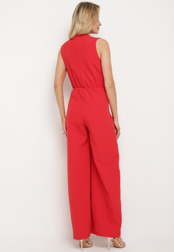 Born2be - Czerwony Taliowany Koktajlowy Kombinezon z Kopertowym Dekoltem z Guzikiem i Suwakiem Dimecca. Okazja: na co dzień. Kolor: czerwony. Styl: wizytowy