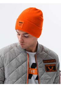 Ombre Clothing - Czapka męska z naszywką H103 - pomarańczowa - uniwersalny. Kolor: pomarańczowy. Materiał: dzianina, akryl, prążkowany. Wzór: aplikacja