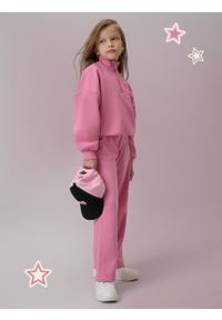 4f - 4F Bluza dresowa regular bez kaptura dziewczęca - różowa 152 (11-12 lat). Okazja: na co dzień. Typ kołnierza: bez kaptura. Kolor: różowy. Materiał: dresówka. Sezon: lato. Styl: klasyczny, casual #1