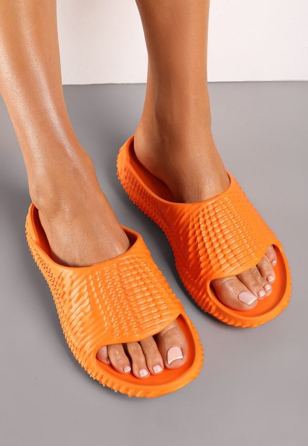 Born2be - Pomarańczowe Piankowe Klapki z Ozdobnym Tłoczeniem Juraia. Okazja: na co dzień. Kolor: pomarańczowy. Obcas: na płaskiej podeszwie. Styl: elegancki, casual, klasyczny