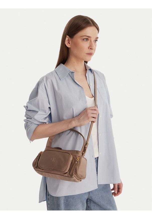 Calvin Klein Torebka Pocket Nylon Bag W/Strap LV04F3132G Beżowy. Kolor: beżowy