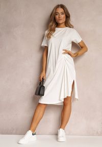 Renee - Biała Sukienka T-shirtowa Oversize z Rozcięciem Diasima. Kolor: biały. Wzór: aplikacja. Typ sukienki: oversize. Długość: mini #3