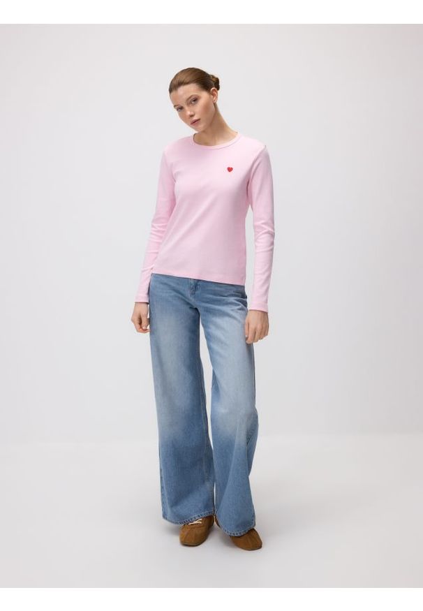 Reserved - Longsleeve z haftem - pastelowy róż. Kolor: różowy. Materiał: dzianina, bawełna. Długość rękawa: długi rękaw. Wzór: haft