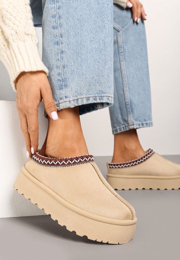 Born2be - Beżowe Śniegowce na Grubej Podeszwie z Niską Haftowaną Cholewką Etandiel. Okazja: na co dzień. Kolor: beżowy. Materiał: jeans, skóra. Szerokość cholewki: normalna. Wzór: haft. Sezon: zima. Styl: elegancki, wizytowy, casual