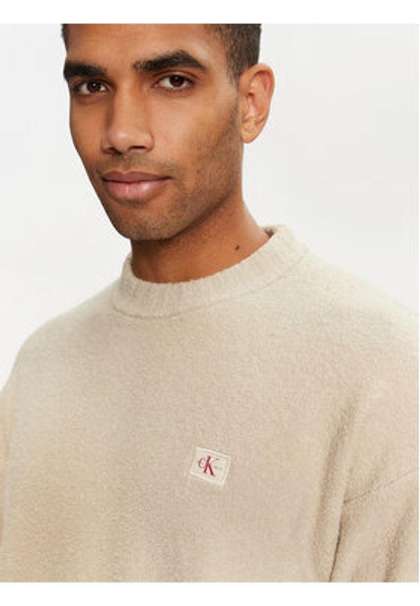 Calvin Klein Jeans Sweter J30J326202 Beżowy Boxy Fit. Kolor: beżowy. Materiał: bawełna